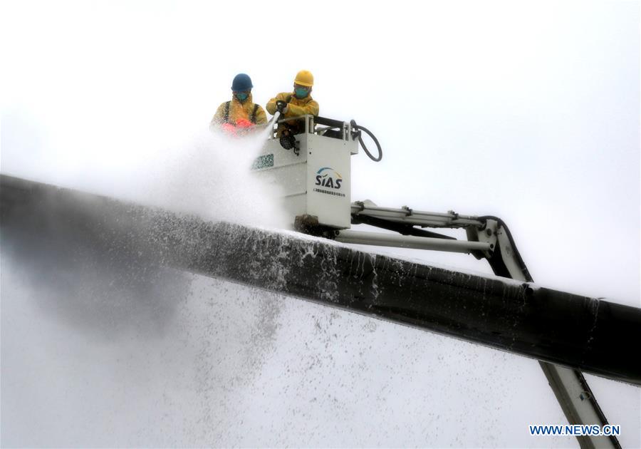 CHINA-SHANGHAI-AIRPORT-SNOWFALL (CN)