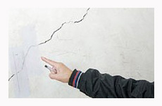 北京豐臺翠林三里區老房墻體開裂 居民驚心