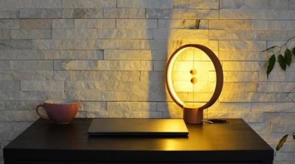 臺燈解鎖&ldquo;新姿勢&rdquo; 自帶倆球吸上就能亮燈