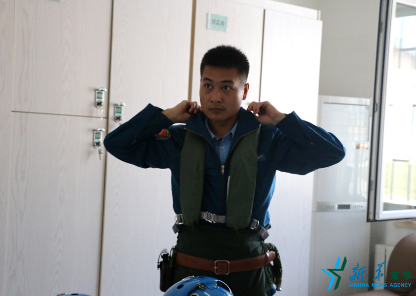 ↑資料圖片：張超嚴格按規定著裝參加飛行訓練。