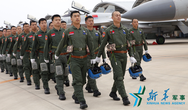 ↑飛行員列隊進場。