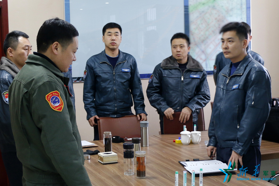 資料圖片：張超參加飛行后講評。