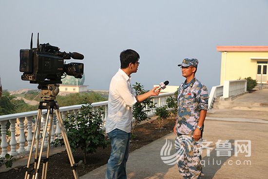 徐慧在采訪連隊戰士