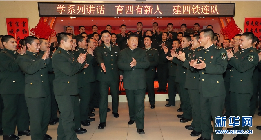 1月23日,習近平專程來到陸軍第65集團軍,深入基層連隊,看望慰問官兵,代表黨中央和中央軍委,向全軍指戰員、武警部隊官兵、民兵預備役人員致以誠摯問候和新春祝福。這是習近平在該集團軍“大功三連”同官兵在一起。新華社記者李剛攝 1月23日,習近平專程來到陸軍第65集團軍,深入基層連隊,看望慰問官兵,代表黨中央和中央軍委,向全軍指戰員、武警部隊官兵、民兵預備役人員致以誠摯問候和新春祝福。這是習近平在該集團軍“大功三連”同官兵在一起。新華社記者李剛攝