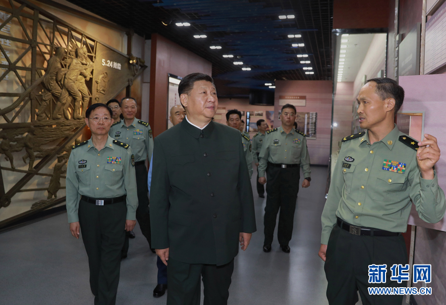 6月22日，正在山西省考察工作的中共中央總書記、國家主席、中央軍委主席習近平來到駐晉部隊某基地視察調研，代表黨中央和中央軍委，向基地組建50周年致以熱烈的祝賀，向老一輩創業者、廣大基地官兵致以崇高的敬意和誠摯的問候。這是習近平視察基地軍史館。新華社記者 李剛 攝