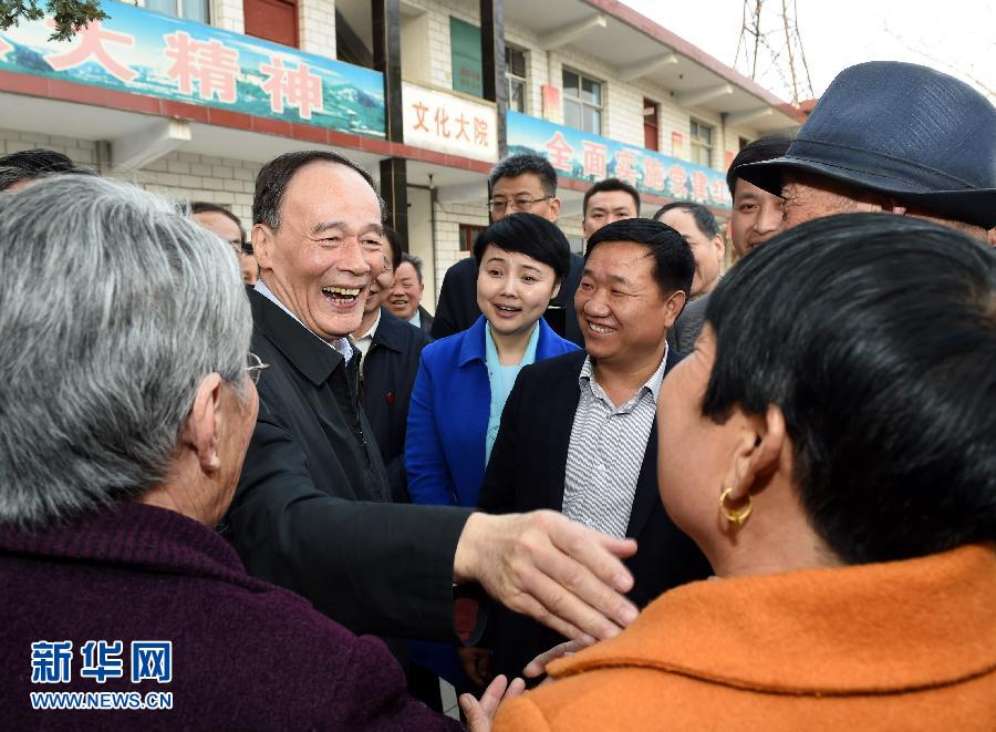 3月27日至28日，中共中央政治局常委、中央紀(jì)委書(shū)記王岐山到河南省調(diào)研，并主持召開(kāi)座談會(huì)。這是3月27日王岐山在河南林州姚村鎮(zhèn)馮家口村同村民親切交談。 新華社記者 饒愛(ài)民 攝