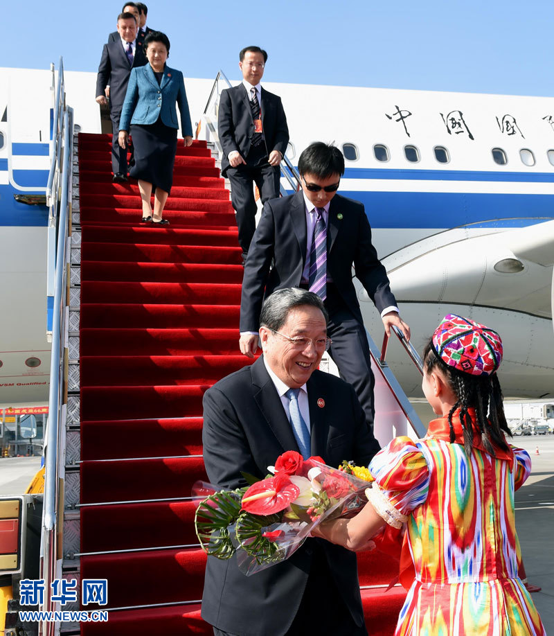 9月25日,以中共中央政治局常委、全國政協主席俞正聲為團長的中央代表團飛抵烏魯木齊,出席新疆維吾爾自治區成立60周年慶祝活動。新華社記者 饒愛民 攝 9月25日,以中共中央政治局常委、全國政協主席俞正聲為團長的中央代表團飛抵烏魯木齊,出席新疆維吾爾自治區成立60周年慶祝活動。新華社記者 饒愛民 攝