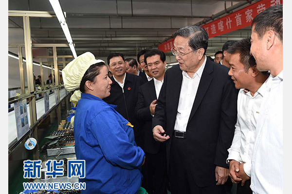 這是俞正聲等在喀什經濟開發區深圳產業園視察電子產品生產線，并與現場工人親切交流。新華社記者 饒愛民 攝