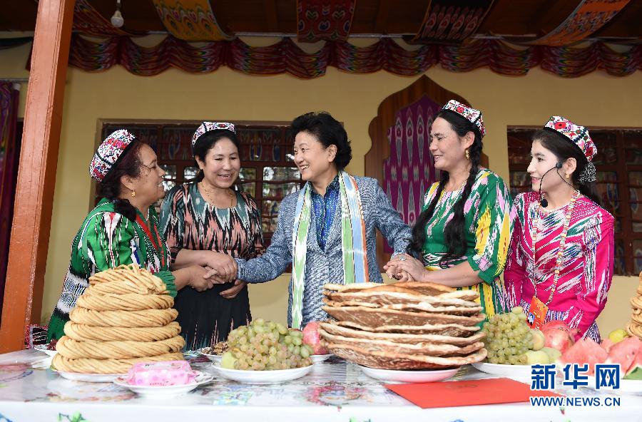 9月26日,中共中央政治局委員、國務(wù)院副總理、中央代表團副團長劉延東率中央代表團分團到和田地區(qū)看望慰問各族干部群眾。這是劉延東在和田市吉亞鄉(xiāng)喀勒塔吐格曼村與維吾爾族群眾在一起。新華社記者張領(lǐng)攝 9月26日,中共中央政治局委員、國務(wù)院副總理、中央代表團副團長劉延東率中央代表團分團到和田地區(qū)看望慰問各族干部群眾。這是劉延東在和田市吉亞鄉(xiāng)喀勒塔吐格曼村與維吾爾族群眾在一起。新華社記者張領(lǐng)攝