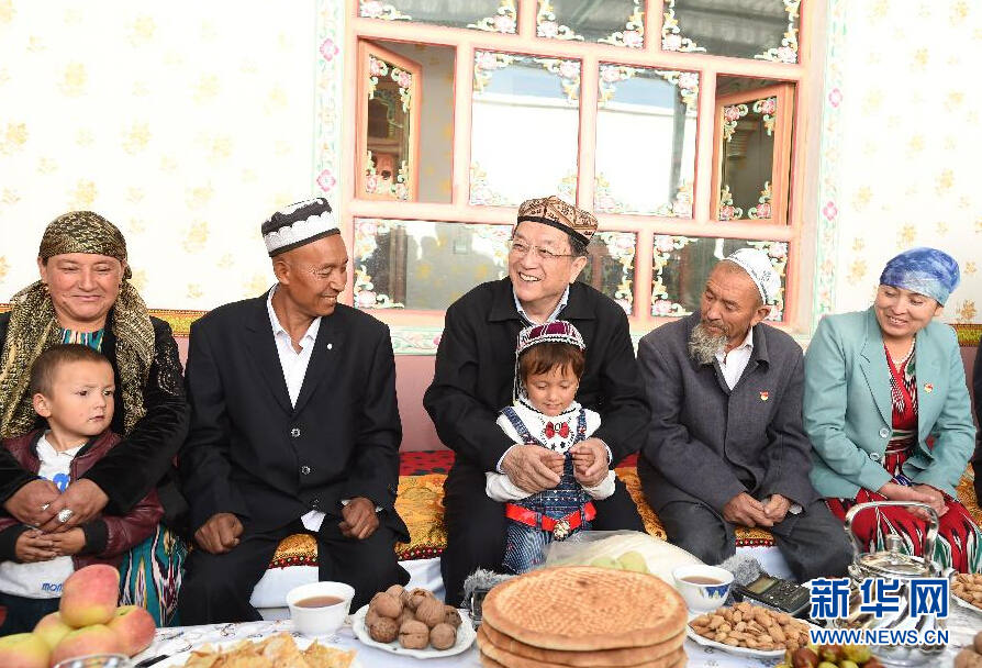 9月27日,中共中央政治局常委、全國政協(xié)主席、中央代表團(tuán)團(tuán)長俞正聲率中央代表團(tuán)部分成員赴喀什地區(qū)莎車縣看望各族干部群眾。這是俞正聲在莎車縣艾力西湖鎮(zhèn)21村看望維吾爾族村民阿布來提·阿不力孜一家。新華社記者 高潔 攝 9月27日,中共中央政治局常委、全國政協(xié)主席、中央代表團(tuán)團(tuán)長俞正聲率中央代表團(tuán)部分成員赴喀什地區(qū)莎車縣看望各族干部群眾。這是俞正聲在莎車縣艾力西湖鎮(zhèn)21村看望維吾爾族村民阿布來提·阿不力孜一家。新華社記者 高潔 攝