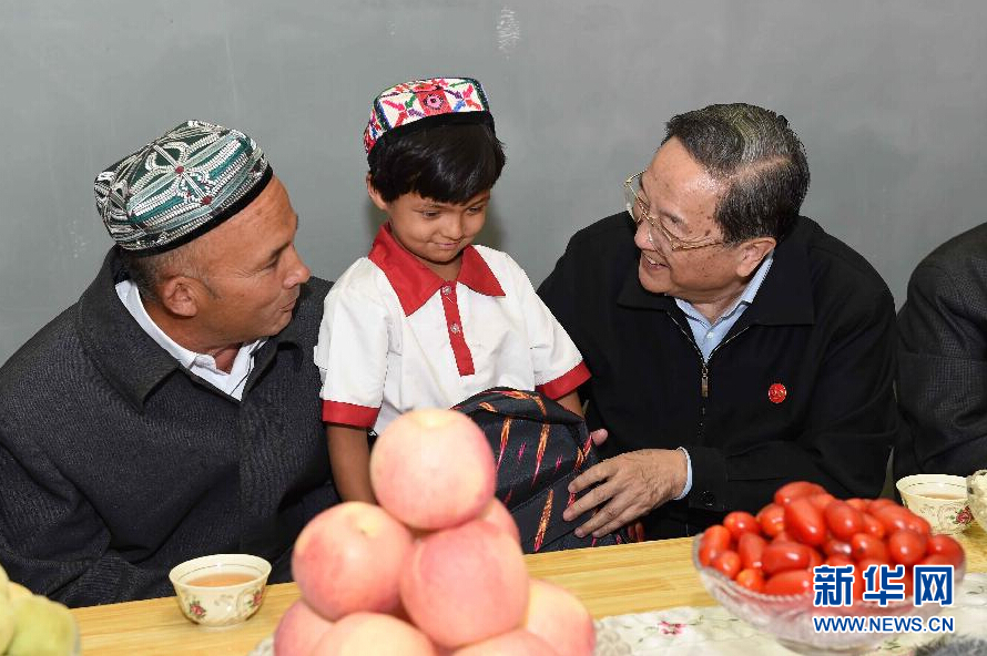 9月27日,中共中央政治局常委、全國政協(xié)主席、中央代表團(tuán)團(tuán)長俞正聲率中央代表團(tuán)部分成員赴喀什地區(qū)莎車縣看望各族干部群眾。這是俞正聲到新疆生產(chǎn)建設(shè)兵團(tuán)第三師莎車農(nóng)場維吾爾族團(tuán)場職工家中看望,并向小朋友贈送學(xué)習(xí)用品。新華社記者 饒愛民 攝 9月27日,中共中央政治局常委、全國政協(xié)主席、中央代表團(tuán)團(tuán)長俞正聲率中央代表團(tuán)部分成員赴喀什地區(qū)莎車縣看望各族干部群眾。這是俞正聲到新疆生產(chǎn)建設(shè)兵團(tuán)第三師莎車農(nóng)場維吾爾族團(tuán)場職工家中看望,并向小朋友贈送學(xué)習(xí)用品。新華社記者 饒愛民 攝