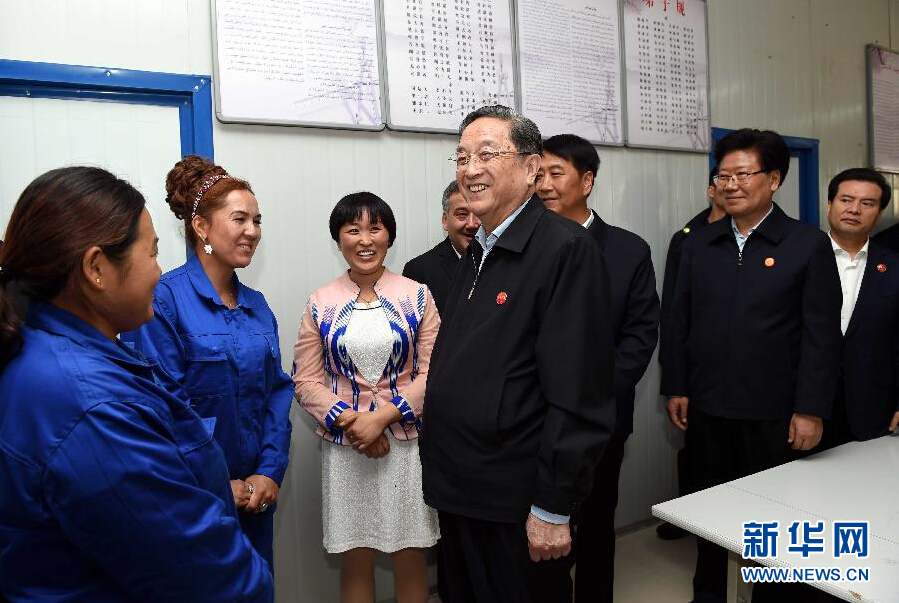 9月27日,中共中央政治局常委、全國政協(xié)主席、中央代表團(tuán)團(tuán)長俞正聲率中央代表團(tuán)部分成員來到新疆英吉沙縣喀什中興手套有限公司考察。新華社記者 饒愛民 攝 9月27日,中共中央政治局常委、全國政協(xié)主席、中央代表團(tuán)團(tuán)長俞正聲率中央代表團(tuán)部分成員來到新疆英吉沙縣喀什中興手套有限公司考察。新華社記者 饒愛民 攝
