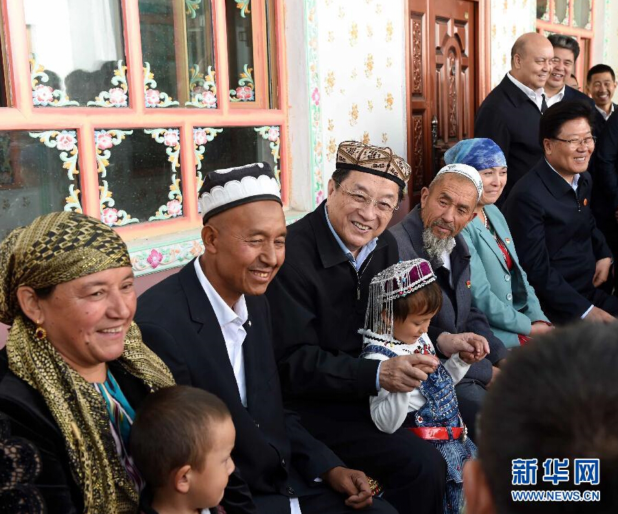 9月27日,中共中央政治局常委、全國政協(xié)主席、中央代表團(tuán)團(tuán)長俞正聲率中央代表團(tuán)部分成員赴喀什地區(qū)莎車縣看望各族干部群眾。這是俞正聲在莎車縣艾力西湖鎮(zhèn)21村看望維吾爾族村民阿布來提·阿不力孜一家。新華社記者 饒愛民 攝 9月27日,中共中央政治局常委、全國政協(xié)主席、中央代表團(tuán)團(tuán)長俞正聲率中央代表團(tuán)部分成員赴喀什地區(qū)莎車縣看望各族干部群眾。這是俞正聲在莎車縣艾力西湖鎮(zhèn)21村看望維吾爾族村民阿布來提·阿不力孜一家。新華社記者 饒愛民 攝