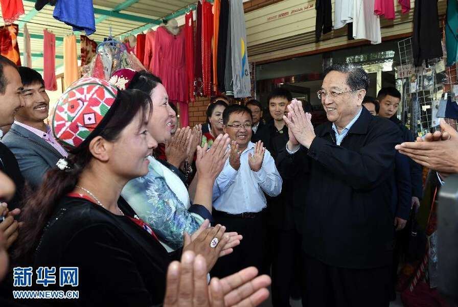 9月27日,中共中央政治局常委、全國政協(xié)主席、中央代表團(tuán)團(tuán)長俞正聲率中央代表團(tuán)部分成員赴喀什地區(qū)莎車縣看望各族干部群眾。這是俞正聲在莎車縣艾力西湖鎮(zhèn)21村看望慰問維吾爾族群眾。新華社記者 饒愛民 攝 9月27日,中共中央政治局常委、全國政協(xié)主席、中央代表團(tuán)團(tuán)長俞正聲率中央代表團(tuán)部分成員赴喀什地區(qū)莎車縣看望各族干部群眾。這是俞正聲在莎車縣艾力西湖鎮(zhèn)21村看望慰問維吾爾族群眾。新華社記者 饒愛民 攝