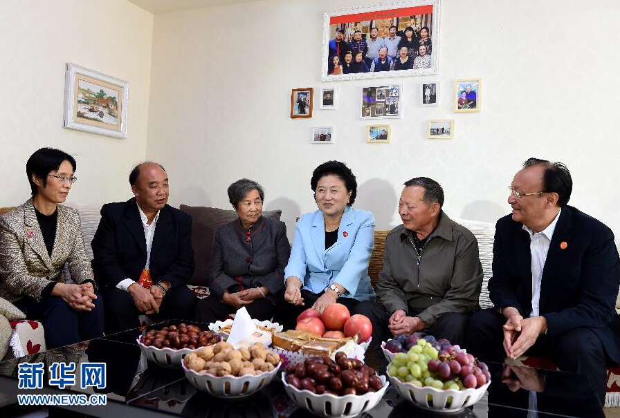 9月27日,中共中央政治局委員、國務院副總理、中央代表團副團長劉延東率中央代表團分團,帶著黨中央、國務院的親切關懷和全國各族人民的深切情誼,來到和田地區、阿克蘇地區慰問各族干部群眾,并祝賀大家中秋節快樂。這是劉延東來到新疆生產建設兵團第一師五團團場退休職工包春祥家中慰問。新華社記者 張領 攝 9月27日,中共中央政治局委員、國務院副總理、中央代表團副團長劉延東率中央代表團分團,帶著黨中央、國務院的親切關懷和全國各族人民的深切情誼,來到和田地區、阿克蘇地區慰問各族干部群眾,并祝賀大家中秋節快樂。這是劉延東來到新疆生產建設兵團第一師五團團場退休職工包春祥家中慰問。新華社記者 張領 攝
