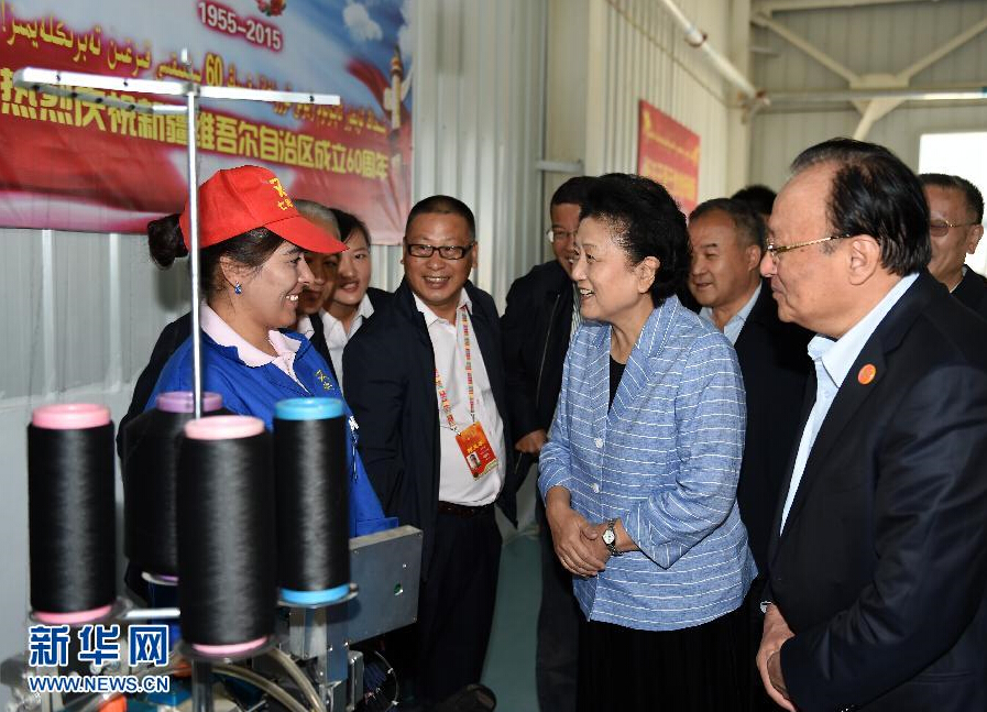 9月28日，中共中央政治局委員、國務院副總理、中央代表團副團長劉延東率中央代表團分團赴阿克蘇地區、伊犁哈薩克自治州慰問，與各族干部群眾共度節日、共享歡樂。這是劉延東在阿克蘇紡織工業城慰問棉紡工人。新華社記者張領攝