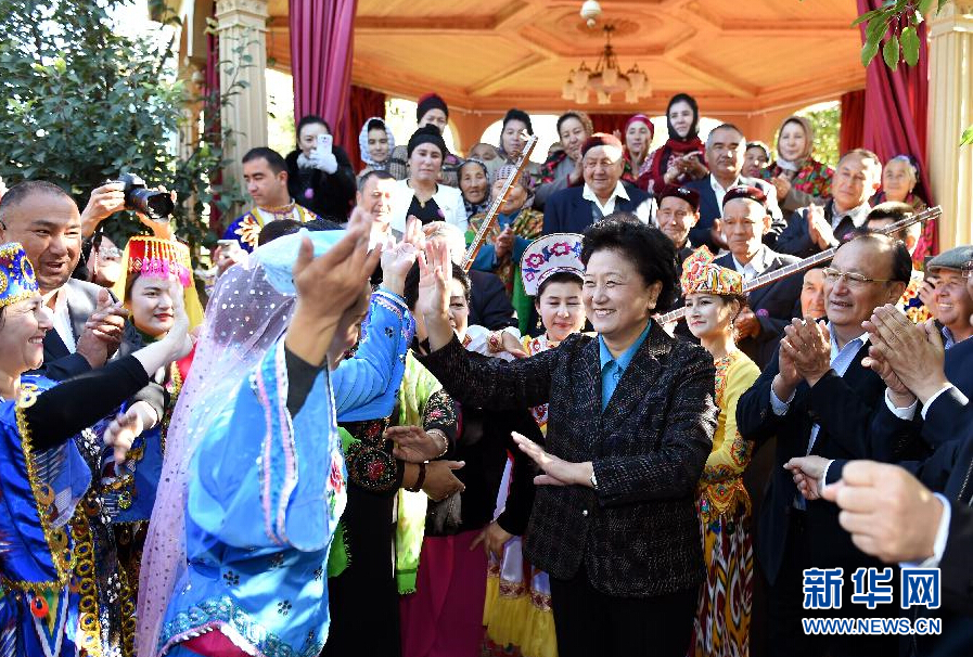 9月29日,中共中央政治局委員、國務(wù)院副總理、中央代表團副團長劉延東率中央代表團分團在伊犁哈薩克自治州看望慰問各族干部群眾。這是劉延東在伊寧市漢賓鄉(xiāng)發(fā)展村考察慰問時與表演維吾爾族傳統(tǒng)歌舞“麥西來甫”的村民們交流。新華社記者張領(lǐng)攝 9月29日,中共中央政治局委員、國務(wù)院副總理、中央代表團副團長劉延東率中央代表團分團在伊犁哈薩克自治州看望慰問各族干部群眾。這是劉延東在伊寧市漢賓鄉(xiāng)發(fā)展村考察慰問時與表演維吾爾族傳統(tǒng)歌舞“麥西來甫”的村民們交流。新華社記者張領(lǐng)攝