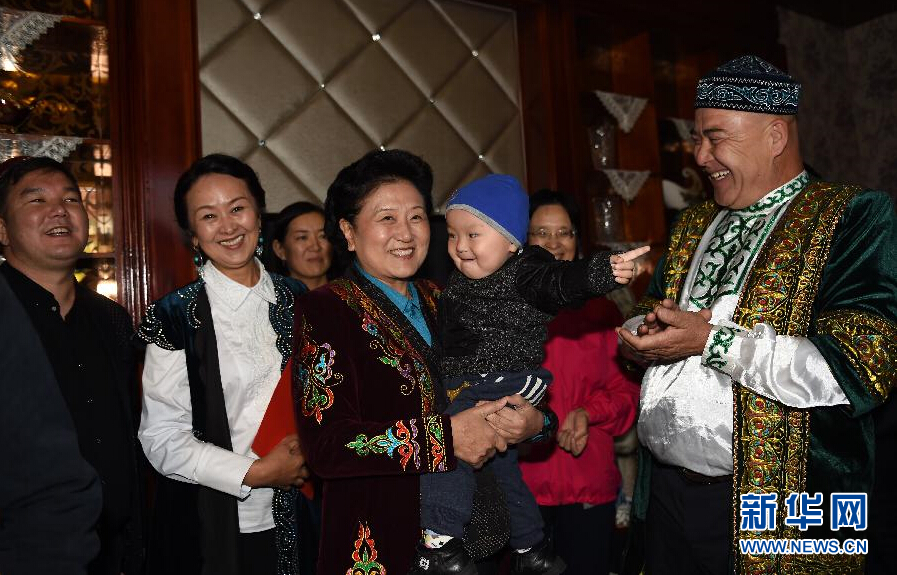 9月29日,中共中央政治局委員、國務(wù)院副總理、中央代表團副團長劉延東率中央代表團分團在伊犁哈薩克自治州看望慰問各族干部群眾。這是劉延東在伊寧市漢賓鄉(xiāng)發(fā)展村走訪慰問哈薩克族村民。新華社記者張領(lǐng)攝 9月29日,中共中央政治局委員、國務(wù)院副總理、中央代表團副團長劉延東率中央代表團分團在伊犁哈薩克自治州看望慰問各族干部群眾。這是劉延東在伊寧市漢賓鄉(xiāng)發(fā)展村走訪慰問哈薩克族村民。新華社記者張領(lǐng)攝