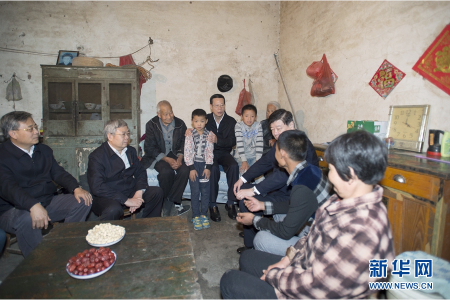 10月22日至23日，中共中央政治局常委、國務(wù)院副總理張高麗在山東調(diào)研扶貧工作情況。這是10月22日，張高麗在菏澤市巨野縣田莊鎮(zhèn)后屯村入戶看望生活困難村民。 新華社記者 王曄 攝