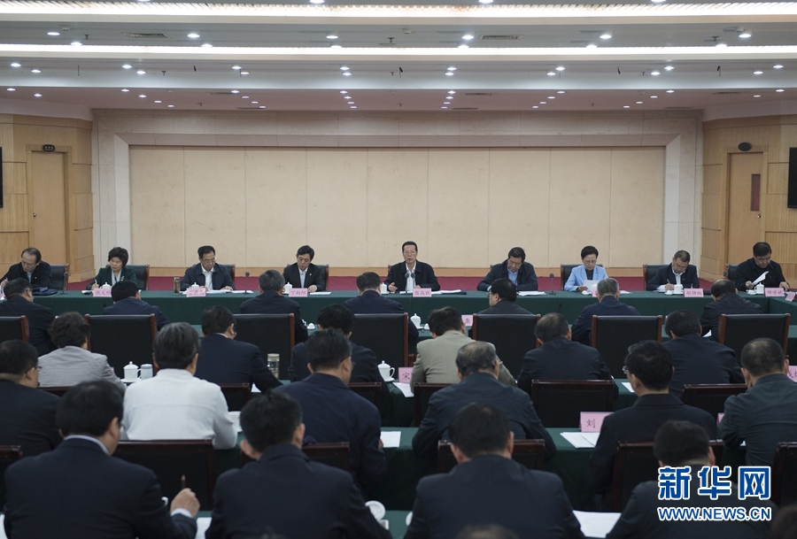 10月22日至23日，中共中央政治局常委、國務(wù)院副總理張高麗在山東調(diào)研扶貧工作情況。這是10月23日，張高麗在菏澤市主持召開扶貧工作座談會。 新華社記者 王曄 攝