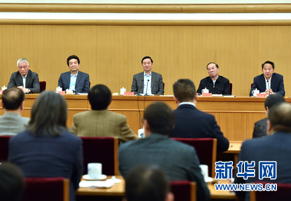 4月8日，中共中央政治局委員、中央書記處書記、中宣部部長劉奇葆在北京同講好中國故事專家學者、文化交流使者研討班學員座談。 新華社記者李濤 攝