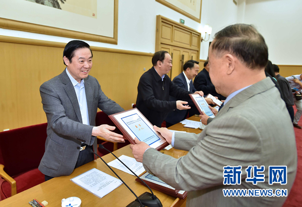 4月8日，中共中央政治局委員、中央書記處書記、中宣部部長劉奇葆在北京同講好中國故事專家學者、文化交流使者研討班學員座談。這是劉奇葆在座談會上向獲得講好中國故事文化交流使者稱號的代表頒發證書。新華社記者 李濤 攝