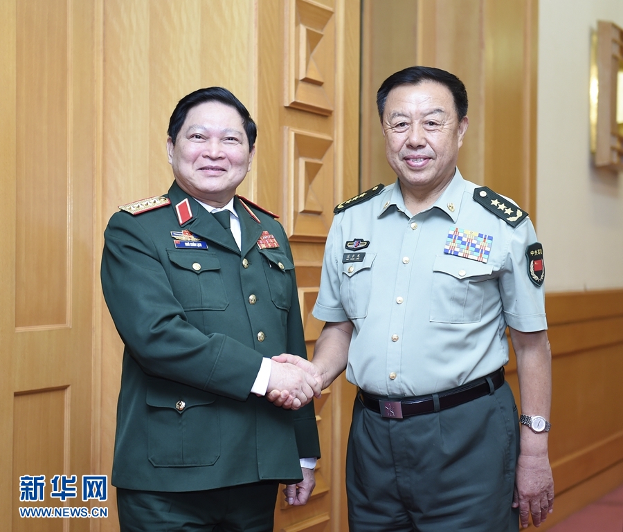 8月29日，中共中央政治局委員、中央軍委副主席范長龍?jiān)诒本?huì)見越南共產(chǎn)黨中央政治局委員、國防部長吳春歷。 新華社記者張領(lǐng)攝