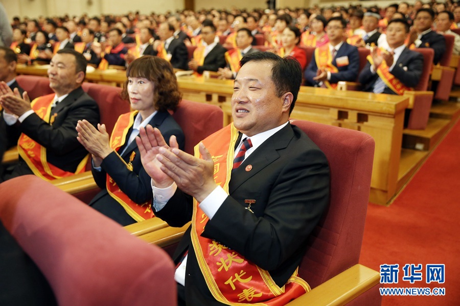 這是與會(huì)代表在表彰大會(huì)上鼓掌。新華社記者 才揚(yáng) 攝