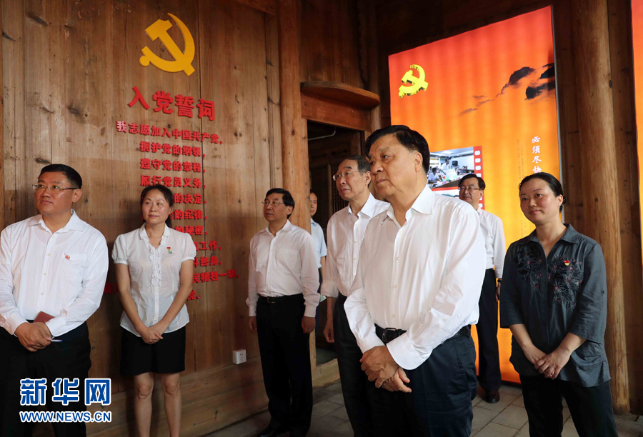 6月8日至10日，中共中央政治局常委、中央書記處書記劉云山在福建調(diào)研。這是6月9日，劉云山專程來到政和縣石圳村，深入了解廖俊波的事跡。新華社記者 劉衛(wèi)兵 攝