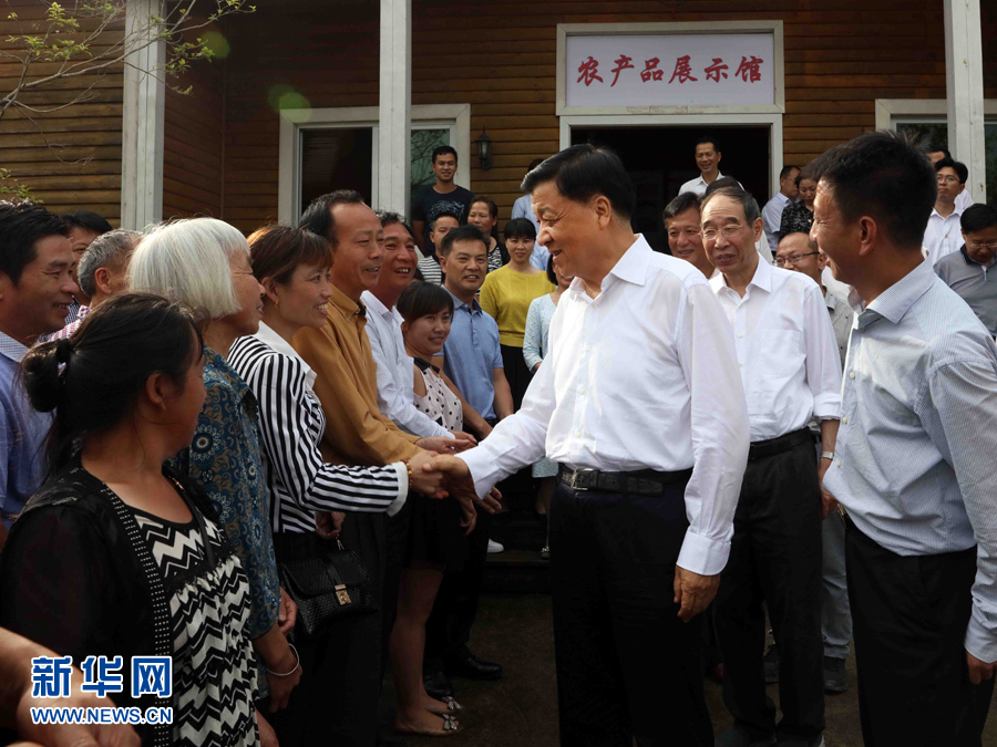 6月8日至10日，中共中央政治局常委、中央書記處書記劉云山在福建調(diào)研。這是6月9日，劉云山在周寧縣上洋村與村民親切交談。新華社記者 劉衛(wèi)兵 攝