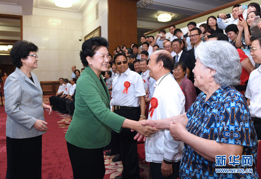 6月16日，中共中央政治局委員、國務院副總理劉延東在北京看望出席中國人口福利基金會成立30周年座談會的歷屆“中華人口獎”獲獎者代表。新華社記者 饒愛民 攝