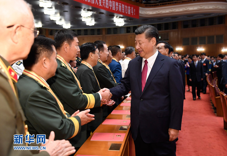 7月28日，慶祝中國(guó)人民解放軍建軍90周年文藝晚會(huì)《在黨的旗幟下》在北京人民大會(huì)堂舉行。中共中央總書(shū)記、國(guó)家主席、中央軍委主席習(xí)近平和李克強(qiáng)、張德江、俞正聲、劉云山、王岐山、張高麗等黨和國(guó)家領(lǐng)導(dǎo)人，與首都3000多名各界群眾一起觀看演出。演出開(kāi)始前，習(xí)近平等與老戰(zhàn)士、老同志代表和“八一勛章”獲得者親切握手。新華社記者 李學(xué)仁 攝