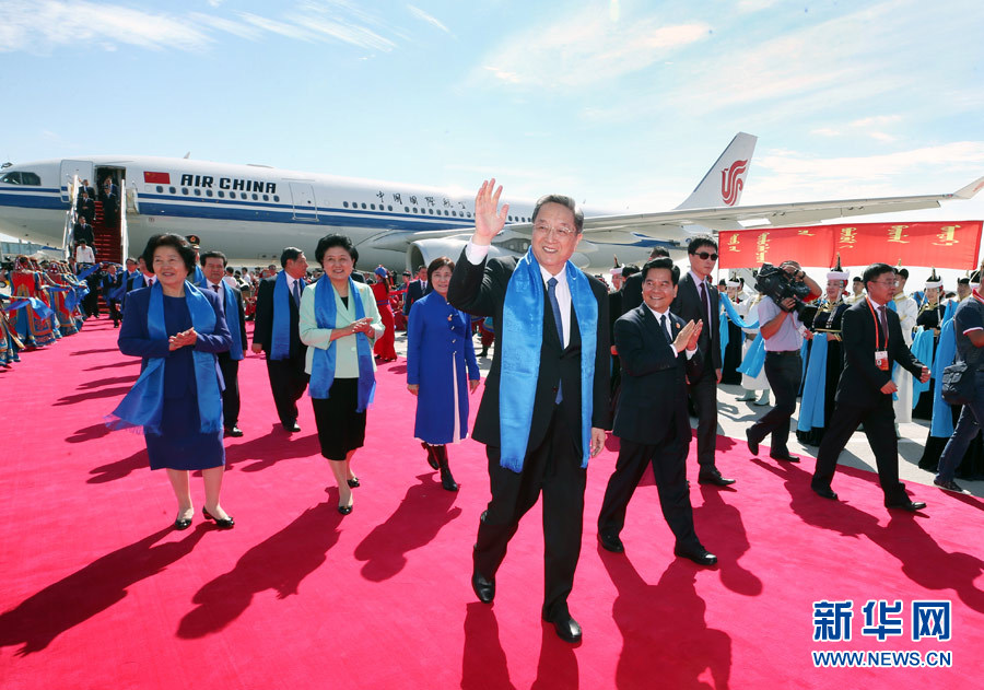 8月7日，以中共中央政治局常委、全國政協主席俞正聲為團長的中央代表團飛抵呼和浩特，出席內蒙古自治區成立70周年慶?；顒?。中央代表團在機場受到內蒙古各族群眾的熱烈歡迎。新華社記者 姚大偉 攝