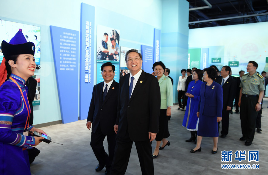 8月7日，中共中央政治局常委、全國政協主席、中央代表團團長俞正聲率代表團全體成員來到內蒙古展覽館，參觀《守望相助團結奮斗——慶祝內蒙古自治區成立70周年展覽》。 新華社記者 張領 攝