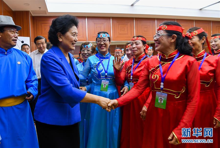 8月9日，中共中央政治局委員、國(guó)務(wù)院副總理、中央代表團(tuán)副團(tuán)長(zhǎng)劉延?xùn)|率中央代表團(tuán)二分團(tuán)到赤峰看望慰問各族干部群眾。這是劉延?xùn)|在赤峰市群眾藝術(shù)館和群眾親切交談。新華社記者 連振 攝