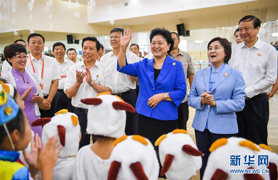 8月9日，中共中央政治局委員、國(guó)務(wù)院副總理、中央代表團(tuán)副團(tuán)長(zhǎng)劉延?xùn)|率中央代表團(tuán)二分團(tuán)到赤峰看望慰問各族干部群眾。這是劉延?xùn)|在赤峰市青少年宮與青少年熱烈互動(dòng)。新華社記者 連振 攝