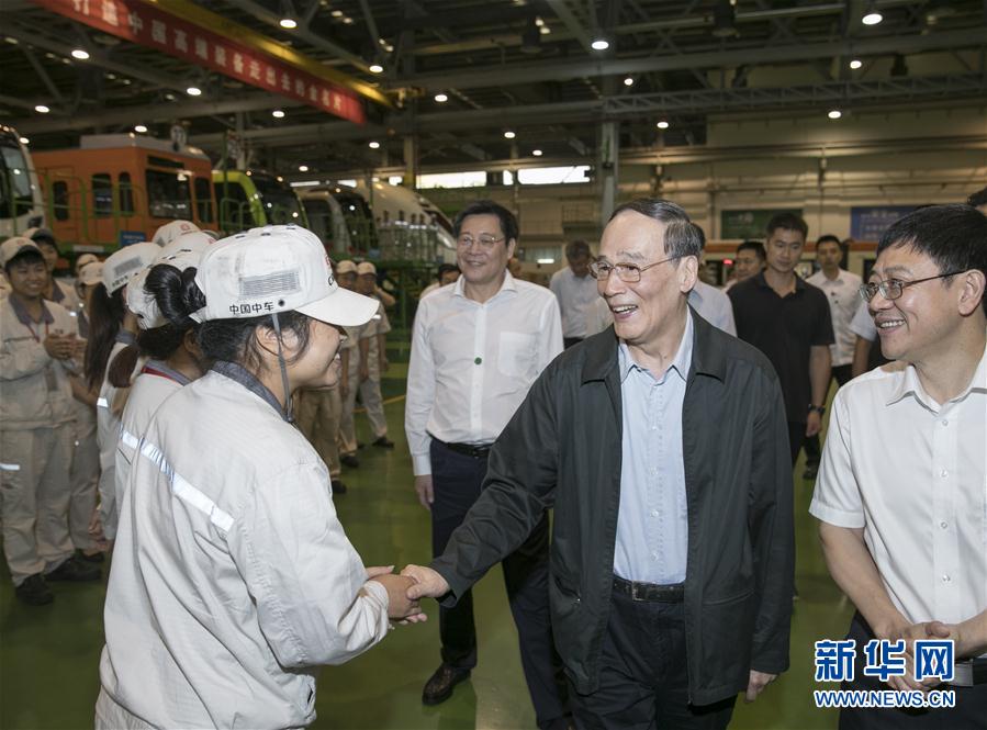 9月3日至5日，中共中央政治局常委、中央紀(jì)委書記、中央巡視工作領(lǐng)導(dǎo)小組組長(zhǎng)王岐山在湖南省調(diào)研并主持召開巡察工作座談會(huì)。這是9月4日，王岐山到中國中車株洲電力機(jī)車有限公司考察。新華社記者 王曄 攝
