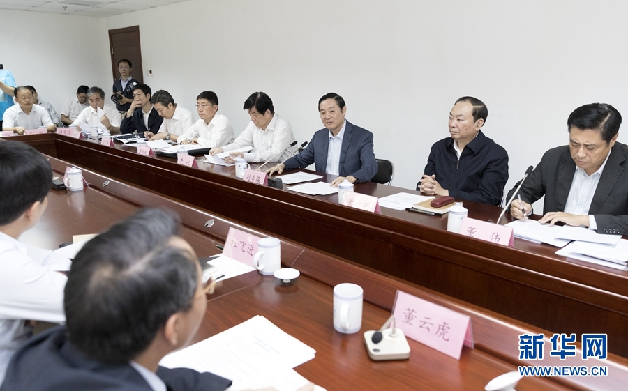 9月22日，中共中央政治局委員、中央書記處書記、中宣部部長劉奇葆在北京調研京劇像音像工程情況。這是劉奇葆與有關方面負責同志座談交流。新華社記者 丁海濤 攝