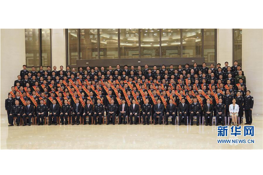 9月22日，“熱血鑄劍·丹心衛民”全國公安百佳刑警推選活動揭曉儀式在北京舉行。中共中央政治局委員、中央政法委書記孟建柱會見當選民警并觀看揭曉儀式。國務委員、公安部部長郭聲琨參加會見并觀看揭曉儀式。新華社記者 殷剛 攝