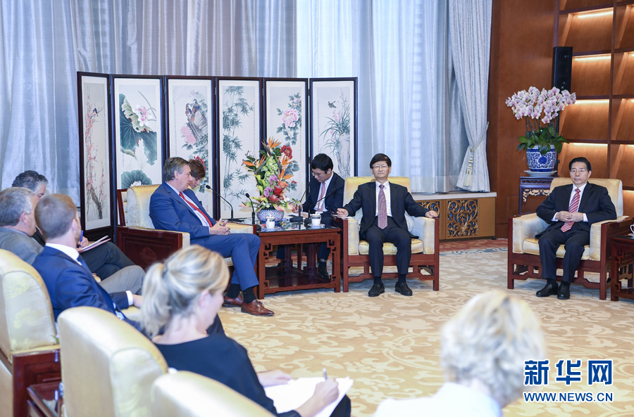 9月26日，中共中央政治局委員、中央政法委書記孟建柱在北京會見來華出席國際刑警組織第86屆全體大會的比利時副首相兼內政大臣讓邦。國務委員、公安部部長郭聲琨參加有關會見。新華社記者 張領 攝