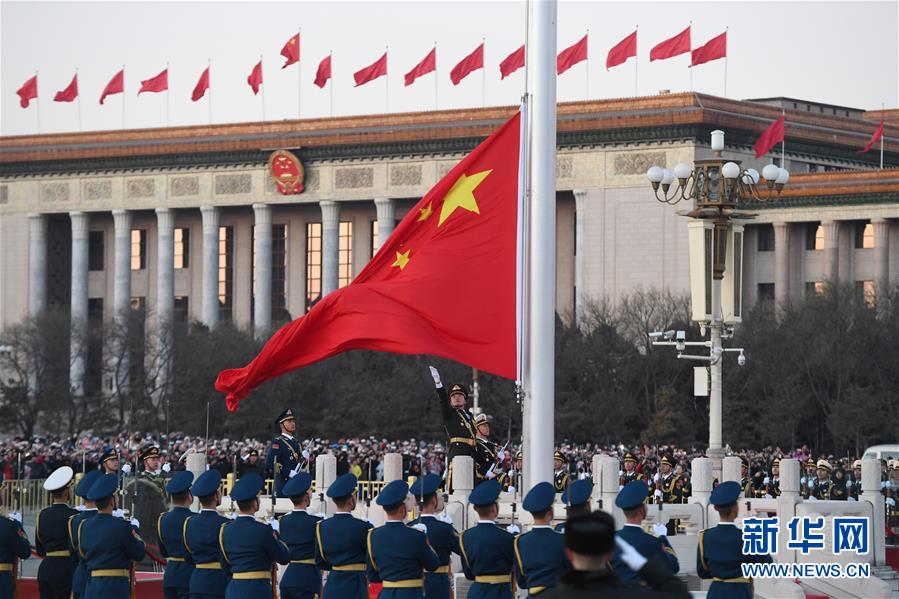(社會(huì))(1)人民解放軍首次執(zhí)行天安門(mén)廣場(chǎng)升國(guó)旗任務(wù)