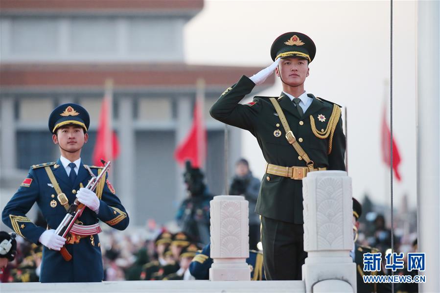 (社會(huì))(4)人民解放軍首次執(zhí)行天安門(mén)廣場(chǎng)升國(guó)旗任務(wù)