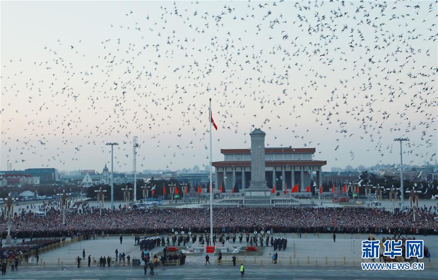 (社會(huì))(9)人民解放軍首次執(zhí)行天安門(mén)廣場(chǎng)升國(guó)旗任務(wù)