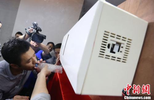 圖為南京一家科研單位研發的空氣凈化器。<a target='_blank' >中新社</a>發 泱波 攝