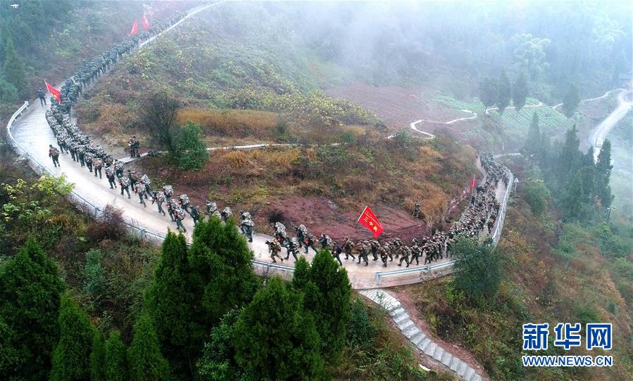 （新華全媒頭條·圖文互動）（13）備戰(zhàn)踏上新起點，練兵展現(xiàn)新氣象——2018中國軍隊新年開訓(xùn)全景大掃描