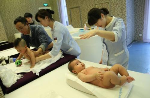 資料圖片:1月30日,母嬰家庭保健師在上海一家月子會所內護理嬰兒。新華社記者 裴鑫 攝