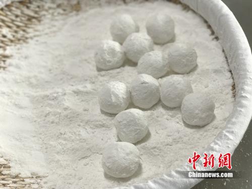 制作元宵時，首先要將餡料做好，沾上水，再投進盛滿糯米粉的笸籮內搖。<a target='_blank'  ><p  align=