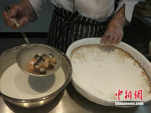 制作元宵時，首先要將餡料做好，沾上水，再投進盛滿糯米粉的笸籮內搖。<a target='_blank'  ><p  align=