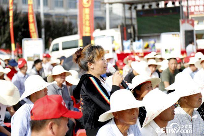 活動現(xiàn)場,農(nóng)民搶答問題