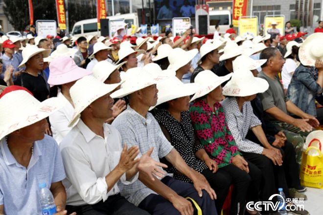 活動現(xiàn)場,農(nóng)戶們聽講很認(rèn)真
